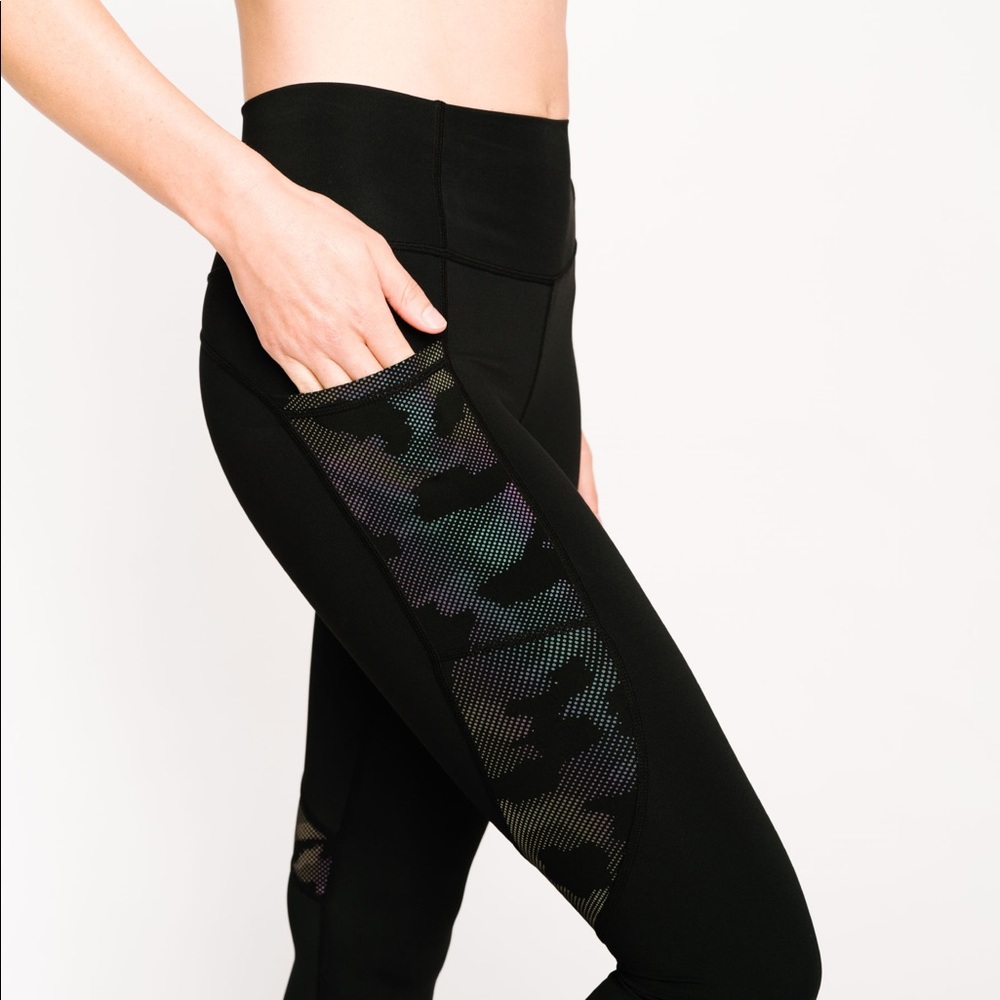 Zyia black reflective pocket Capri